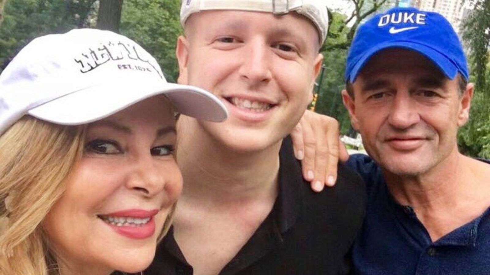 Ana Y Alessandro, con su hijo Álex en Nueva York, durante el tratamiento de quimioterapia de éste.