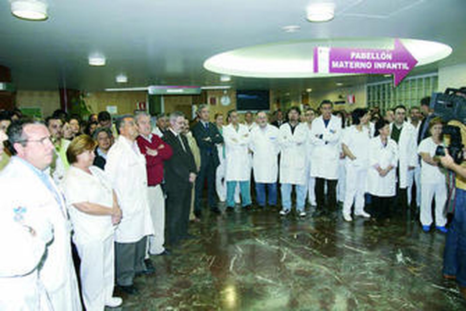 Los médicos del Hospital Virgen de la Arrixaca guardan cinco minutos de silencio.