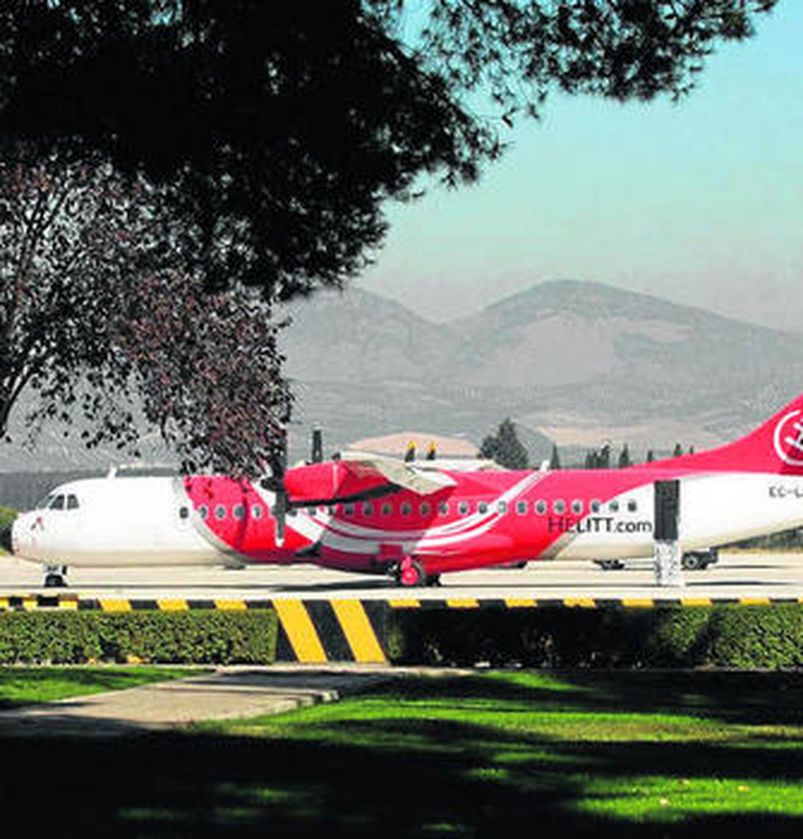 La aerolínea trabaja por encargo desde el aeropuerto granadino.
