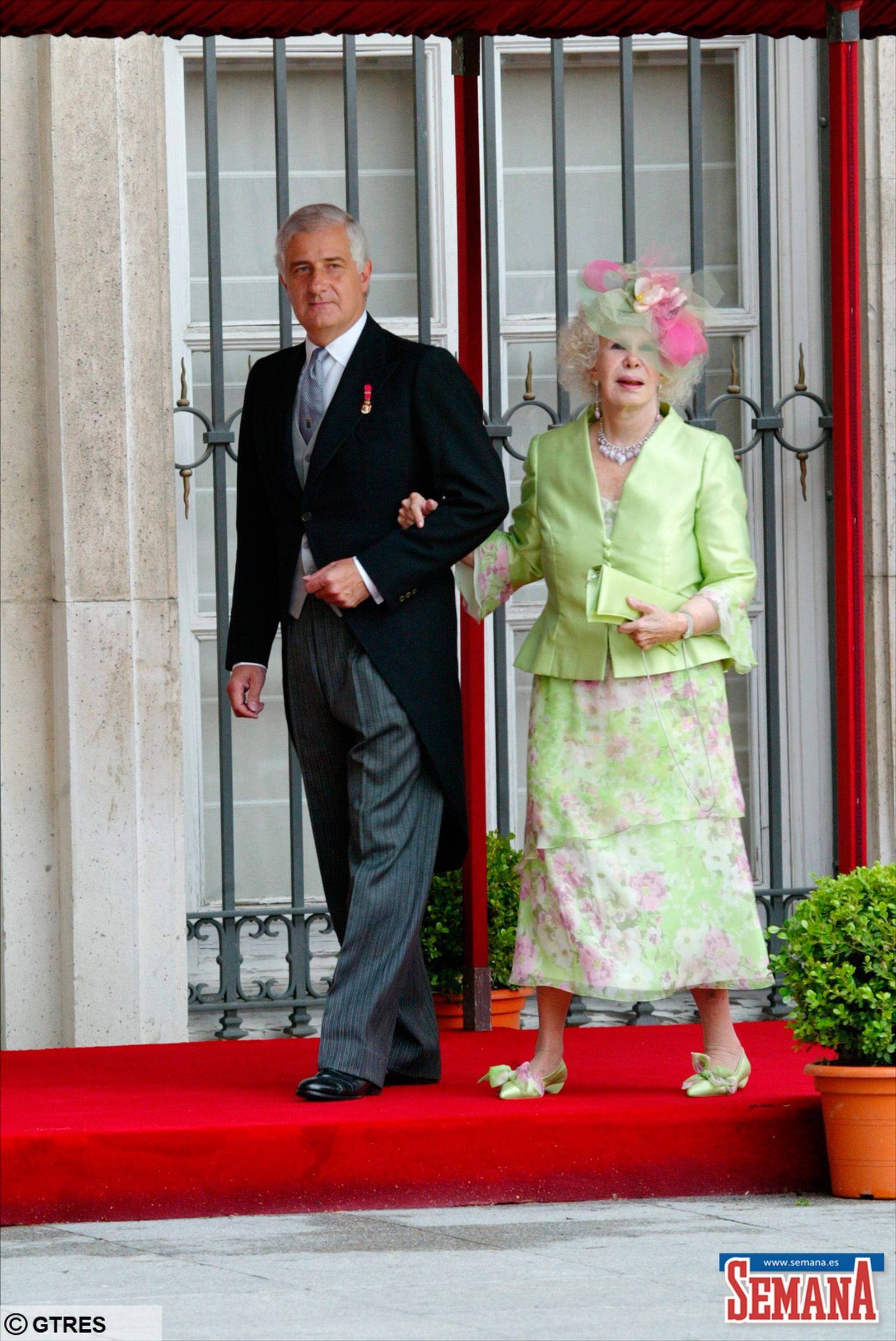 Cayetana de Alba con su hio mayor, el 22 de mayo de 2004, en la boda de los Reyes Felipe y Letizia.