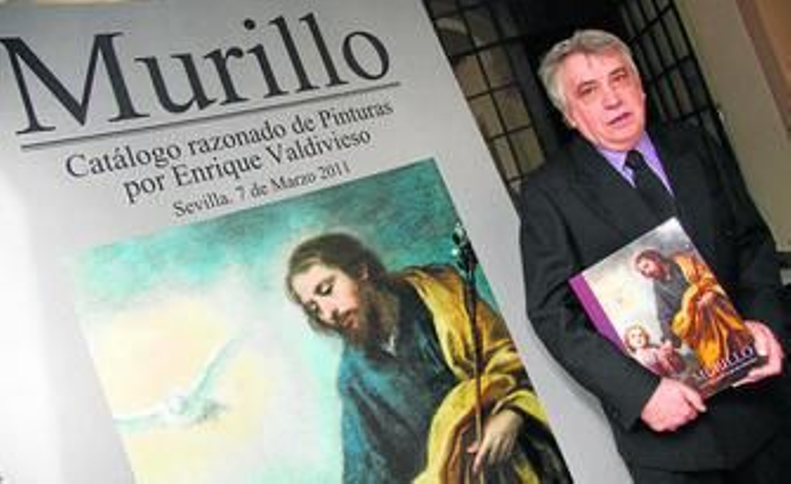 Enrique Valdivieso posa con un ejemplar del catálogo.