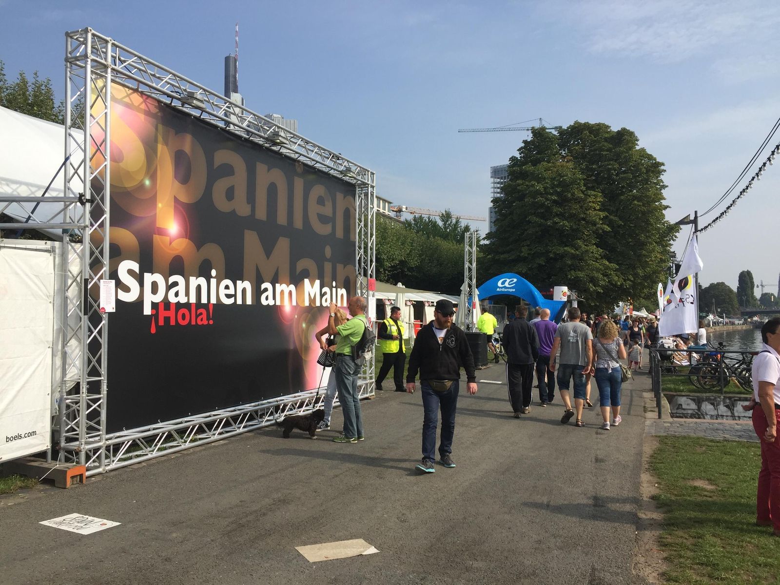Varias personas pasean por el espacio que ocupa la feria 'Spaniem am Main'.