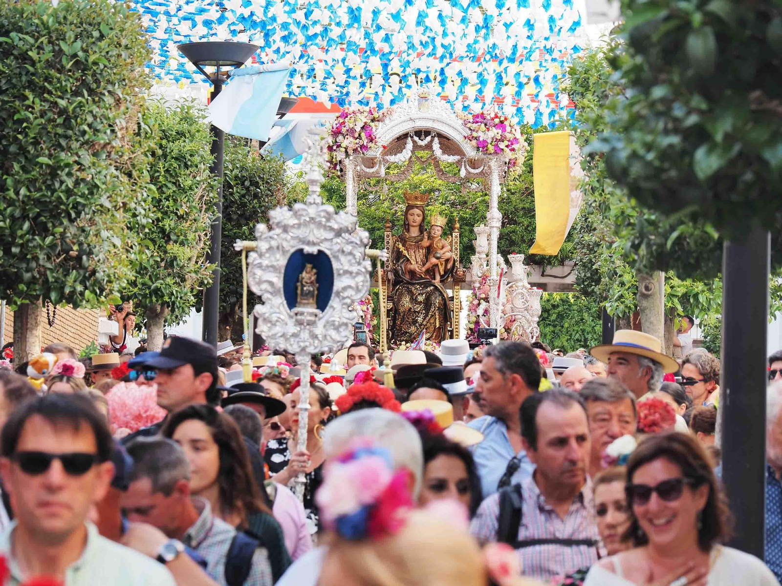 Las imágenes de la procesión de la Virgen de la Bella por las calles de Lepe en 2022
