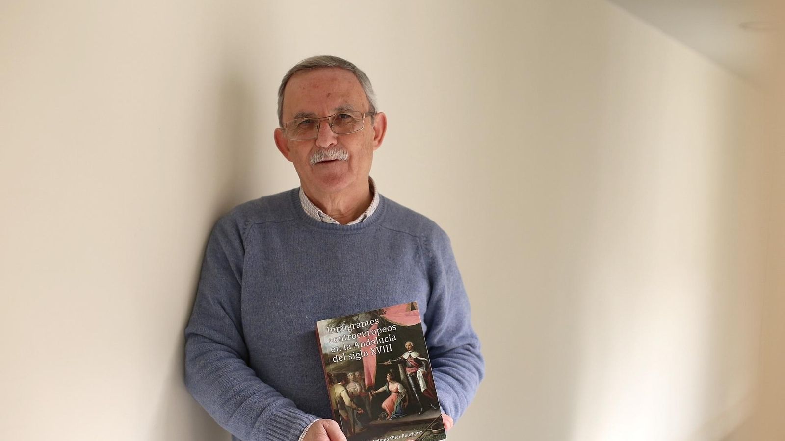 José Antonio Fílter, con su libro.