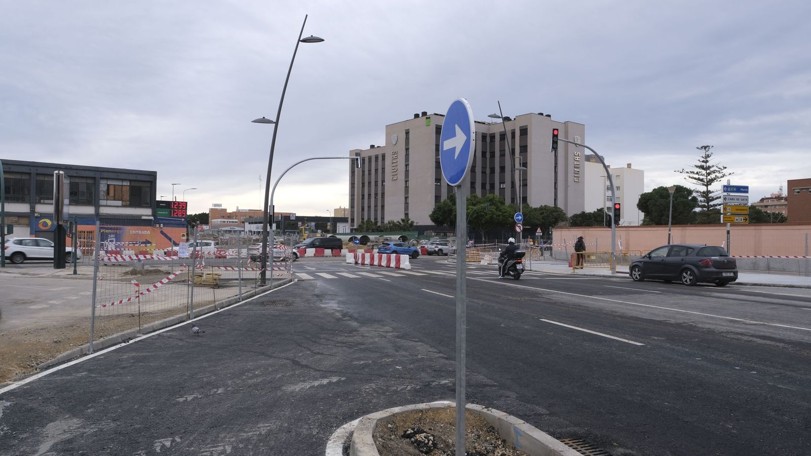 Los primeros vehículos circulando por la zona abierta en la avenida del Mediterráneo.