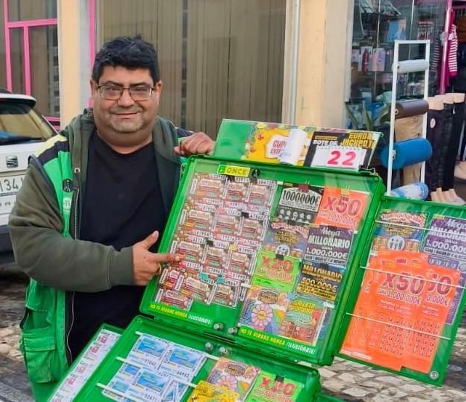 Alfredo Rodríguez, con su puesto en la calle San Rafael de San Fernando.