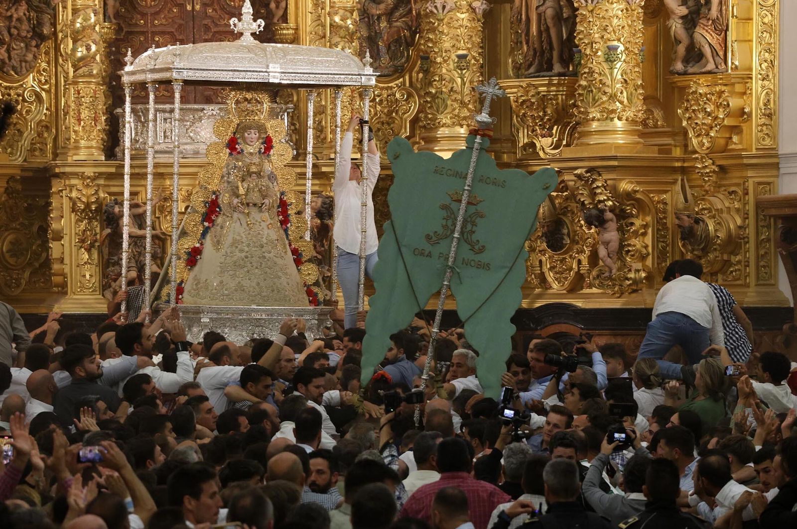 Imágenes de la procesión de la Virgen del Rocío y visita a la casa de Hermandad de Jerez