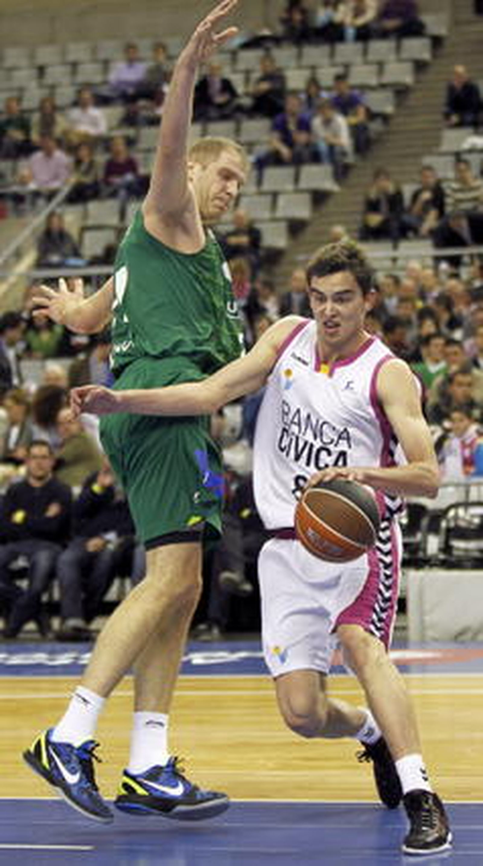 El Banca Cívica se mete en semifinales de la Copa del Rey a costa de Unicaja (65-77). / EFE