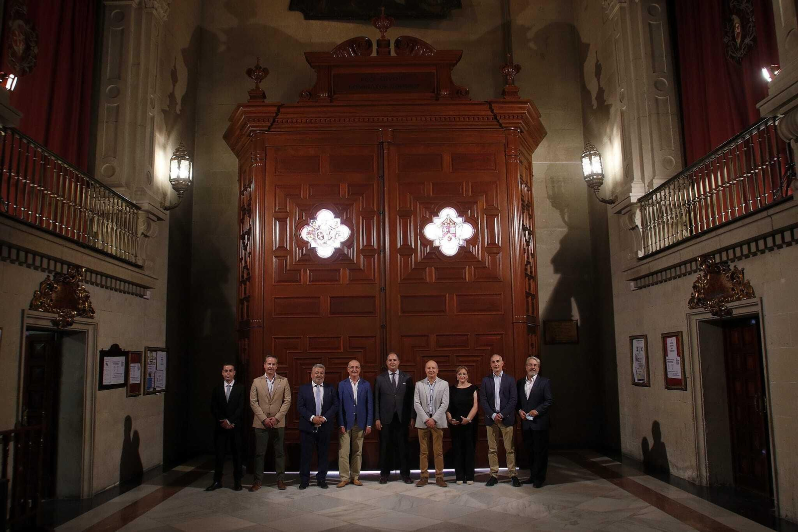 Miembros de la Hermandad del Gran Poder y la Carpintería Santa Clara en el estreno del nuevo acceso.