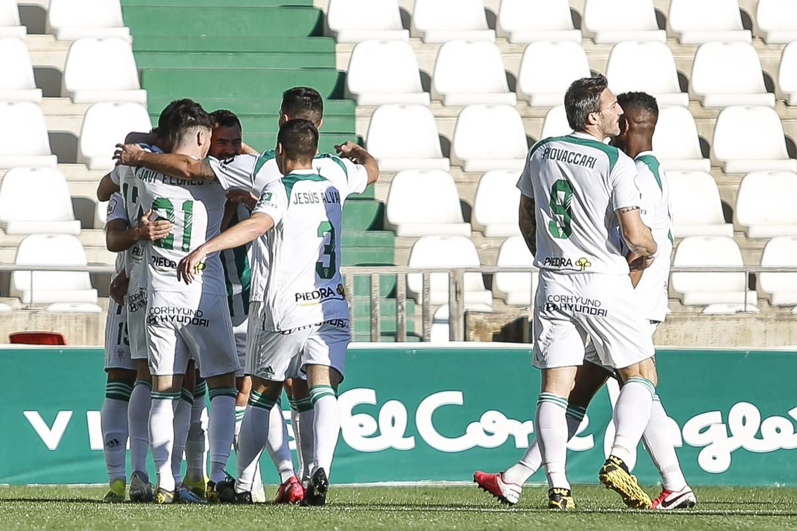 Los jugadores del Córdoba CF celebran el primer gol de Valverde ante el Yeclano.
