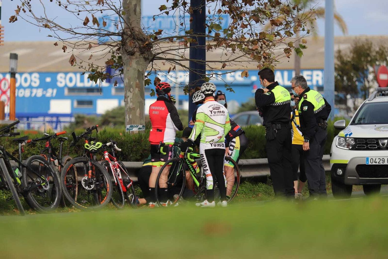 Agentes de la policía local atienden a la persona tras la caída.