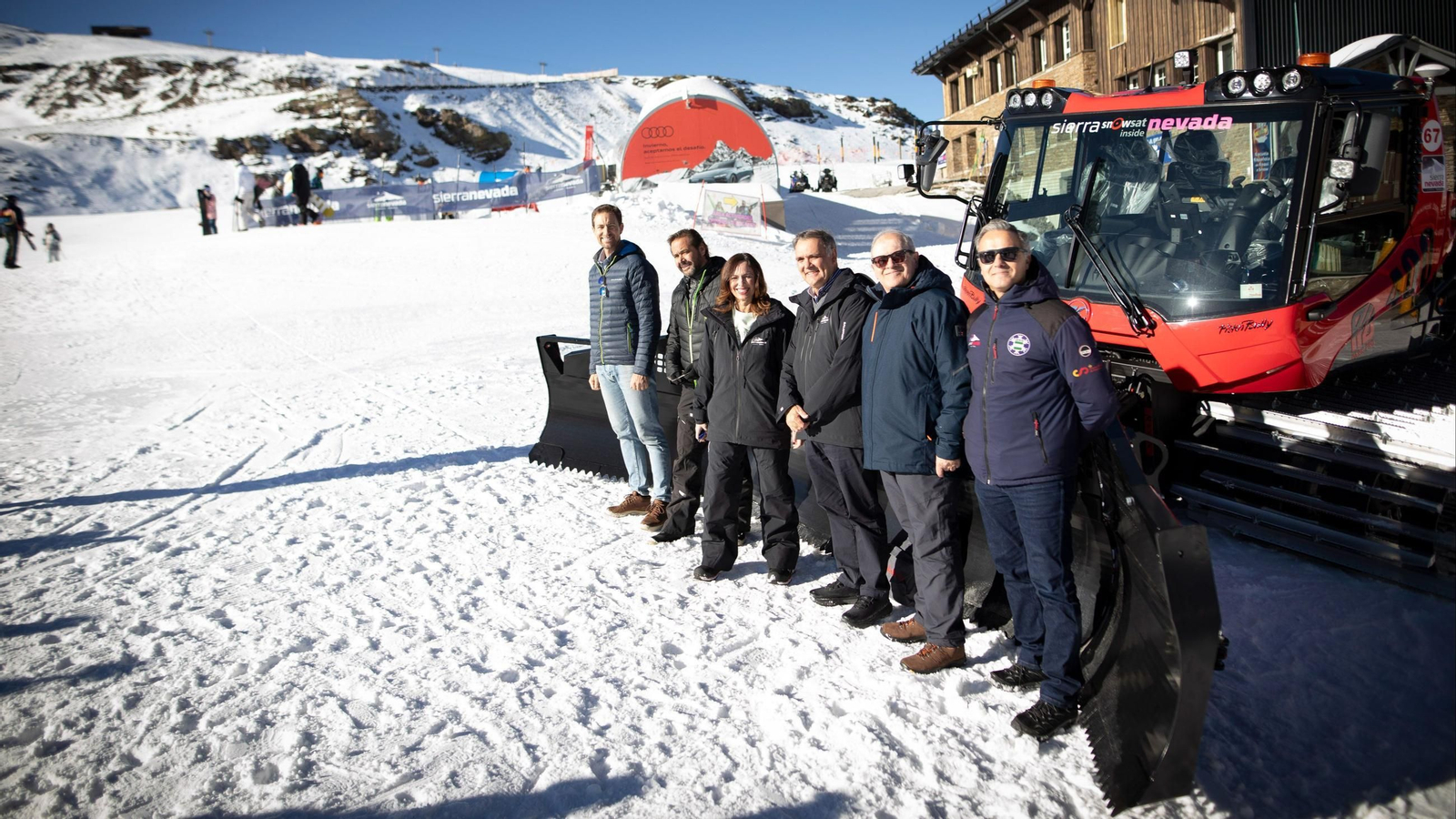 Rocío Díaz, Jesús Ibañez, Antonio Granados y Ordoño Vázuez junto a la nueva maquinaria de Sierra Nevada