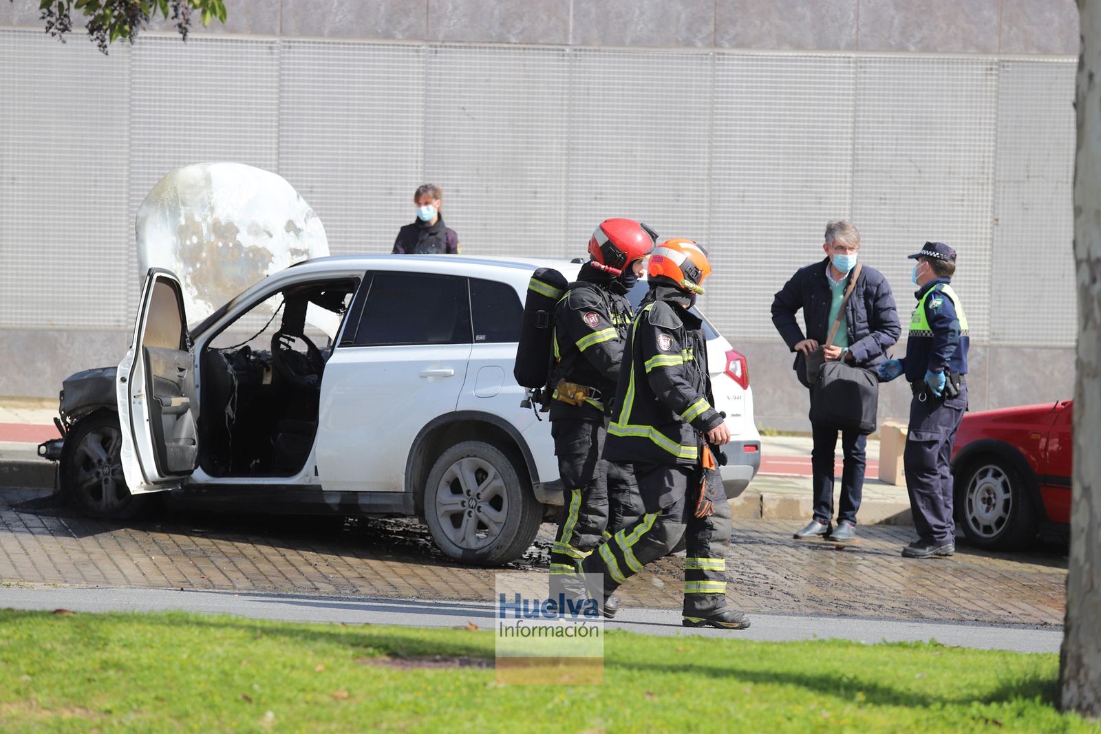 Arde un vehículo en la calle Honduras, junto a las instalaciones deportivas del Saladillo