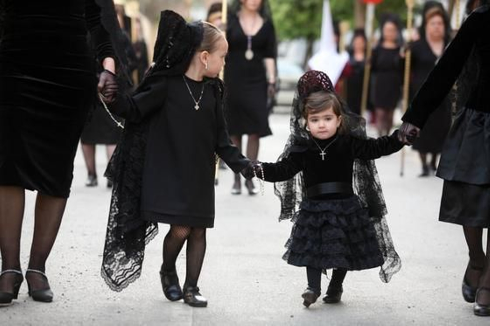 Dos niñas vestidas de mantilla.