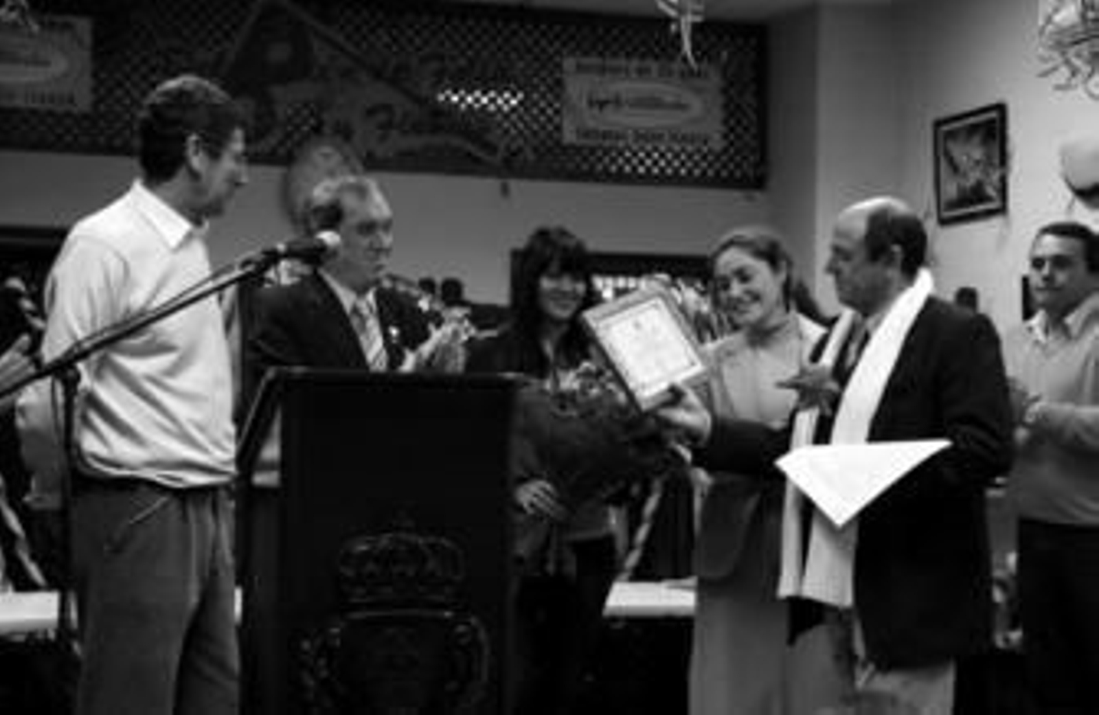 De izquierda a derecha, Herrera, Mayor, la hija de Ana Marín, Nieto y De la Paz, ayer, durante el acto en la peña Cine Cómico de Algeciras.