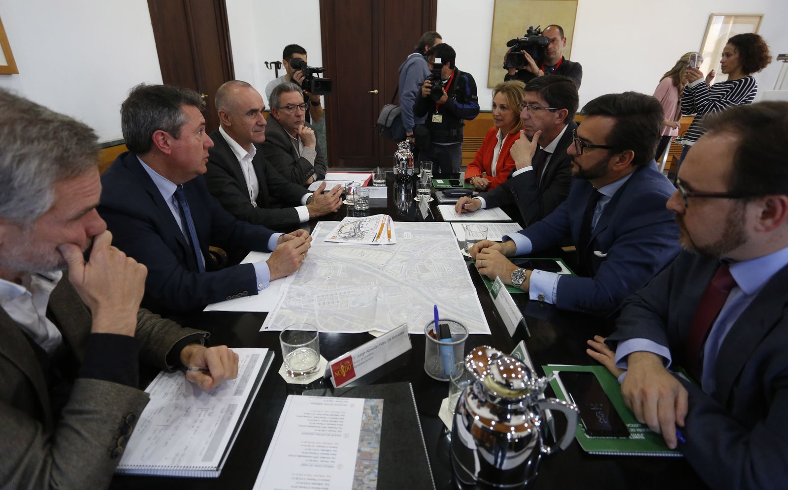 Un momento de la reunión de las delegaciones de la Junta y el Ayuntamiento.