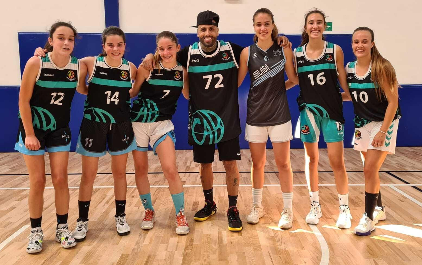 Nicky Jam con varias jugadoras de cantera del CAB Estepona.