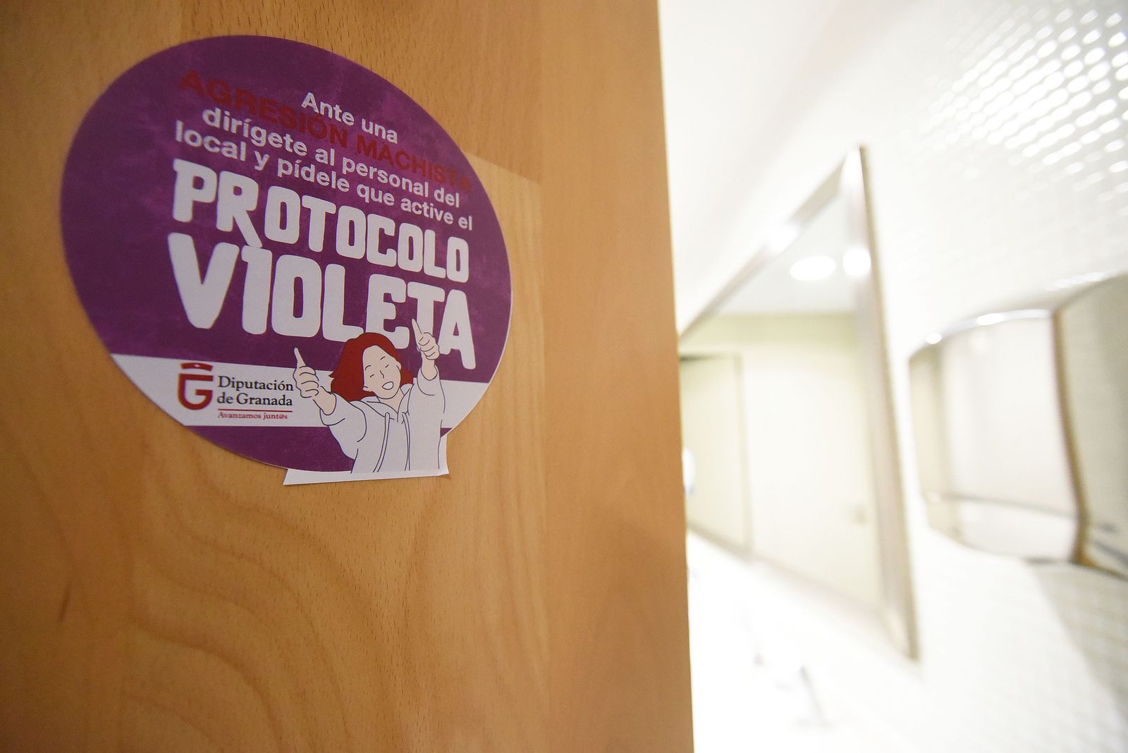 Distintivo que indica que ese espacio está adherido al Protocolo Violeta