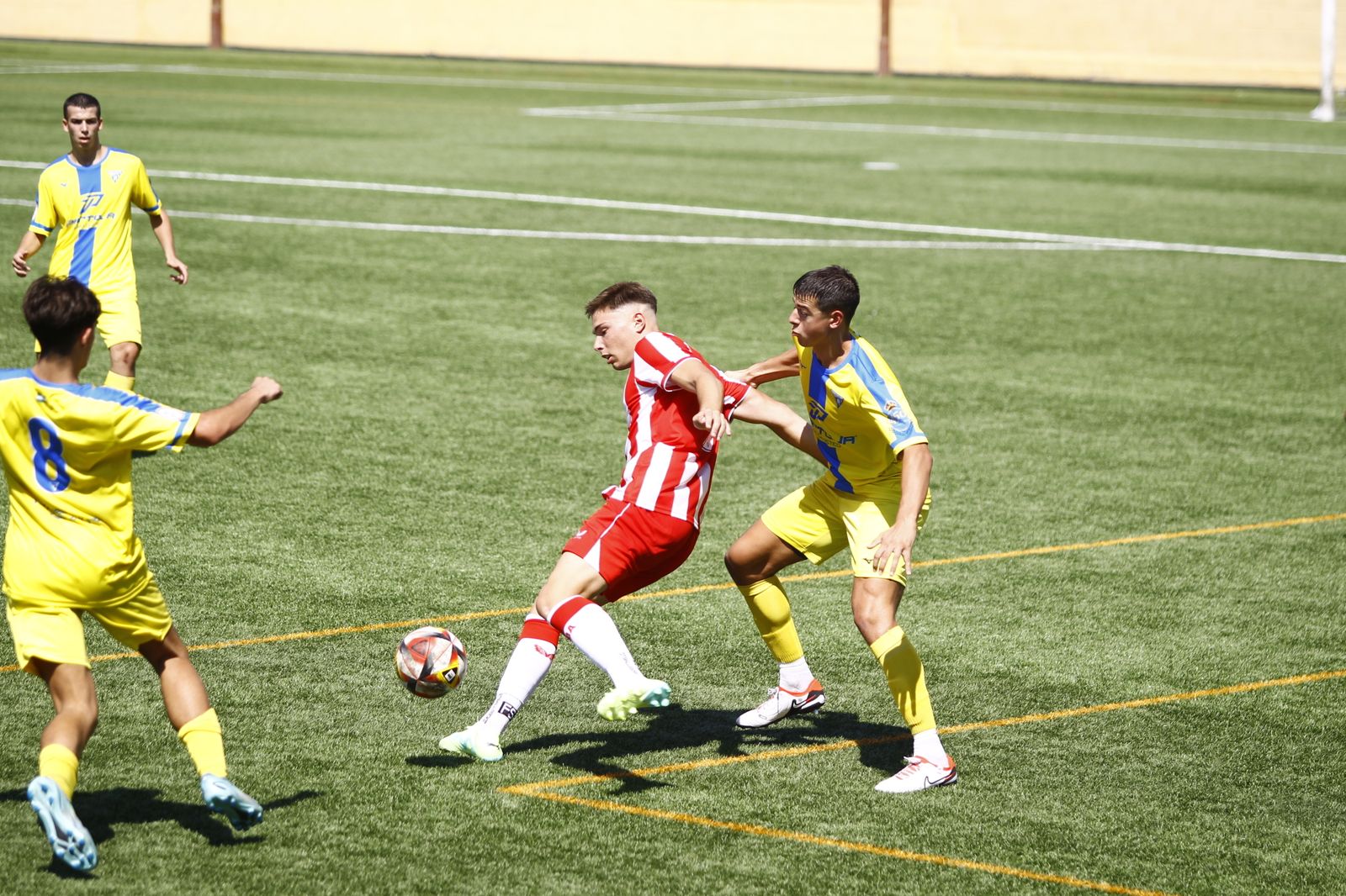 Pablo Castillo protege un balón en el duelo ante el Tomares