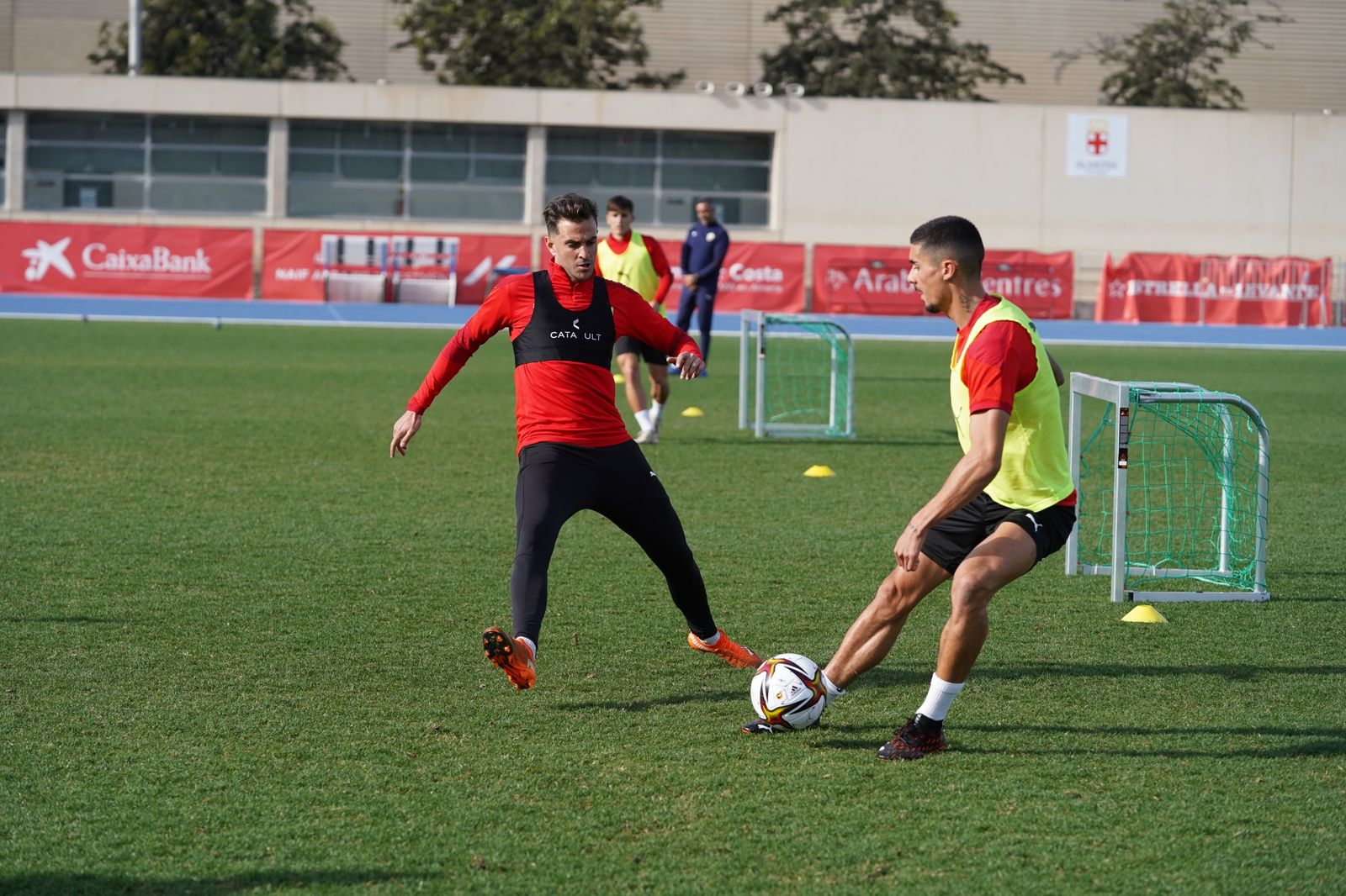 Juan Villar y Chumi apuntan al once ante el Sevilla en Copa