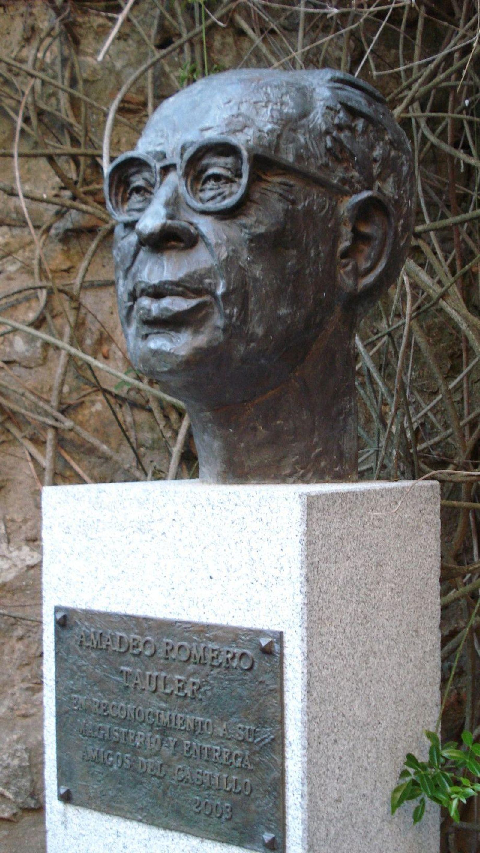 Busto dedicado a Don Amadeo en el castillo de Cortegana .