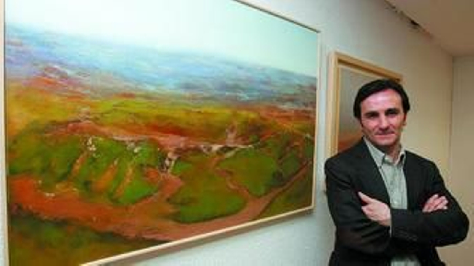 Raúl Zarzuela posa con algunas de sus obras durante la inauguración de la muestra, ayer, en el espacio cultural de Diario de Jerez 'ArteaDiario'.