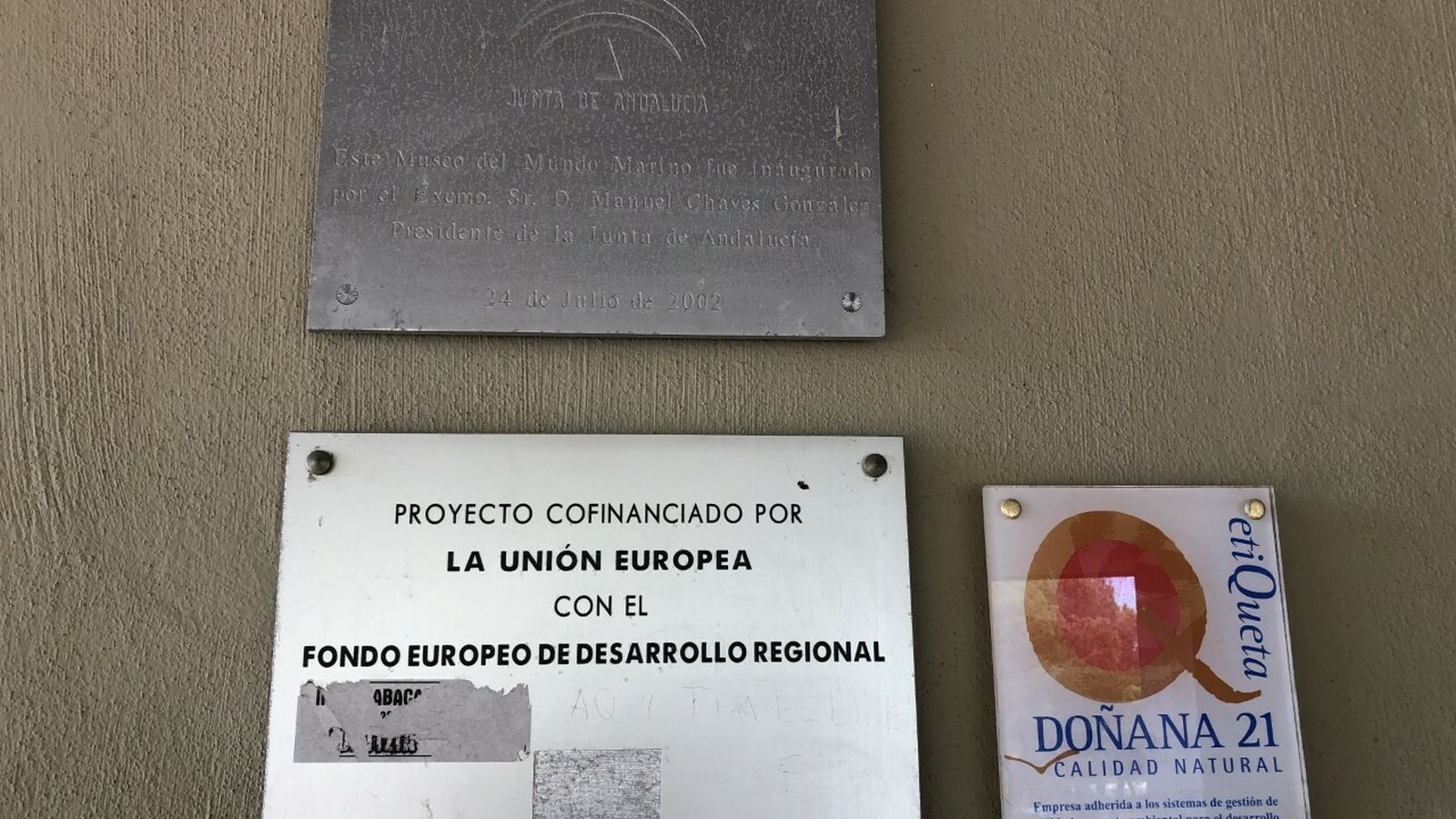 La placa que recuerda la inversión de fondos europeos