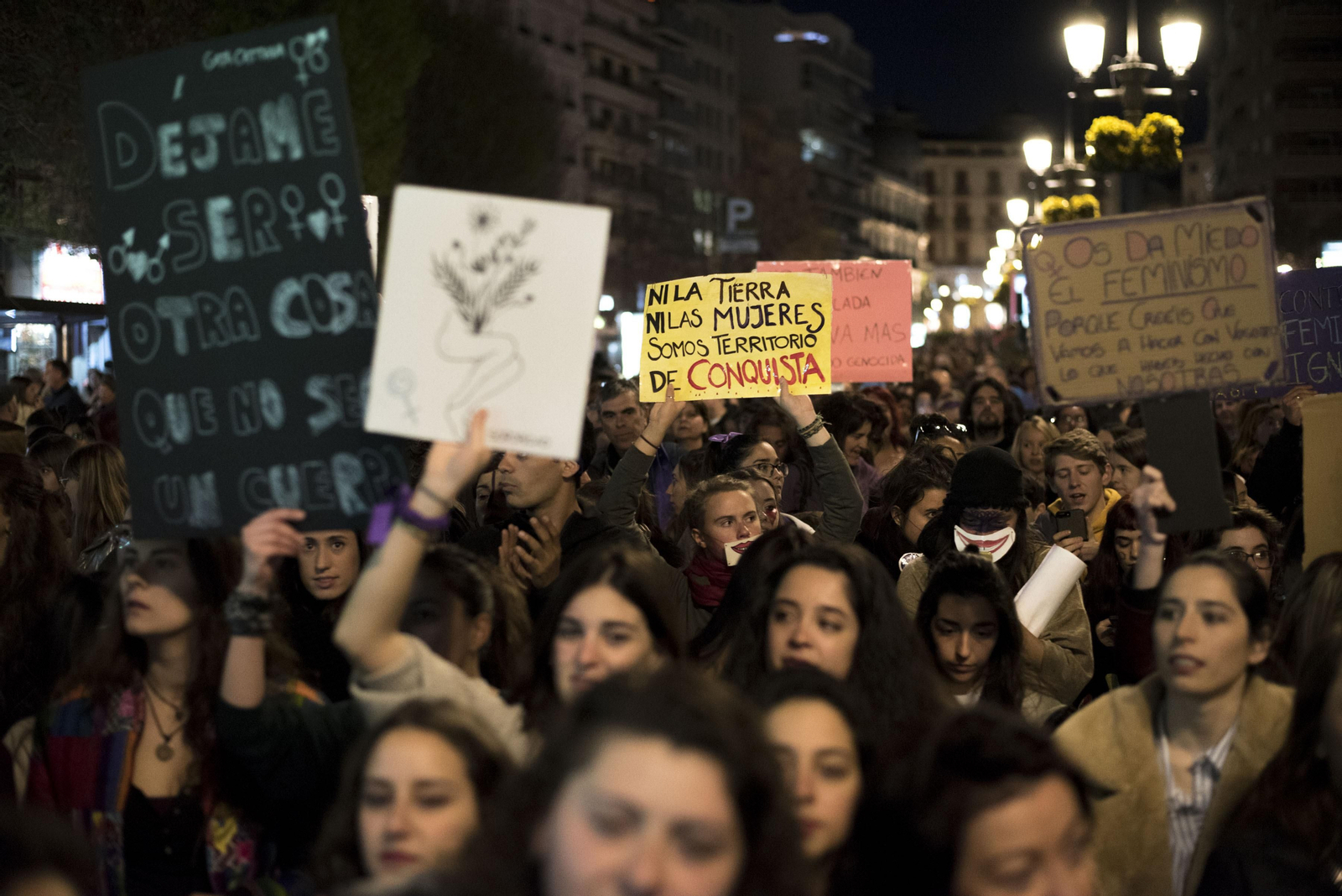 Granada se tiñe de morado con la ola feminista
