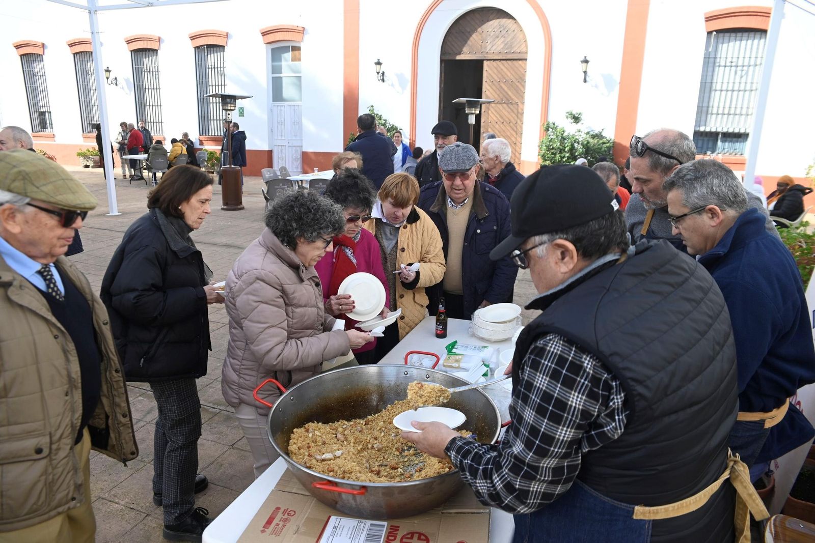 Las migas de la Cruz Blanca, en imágenes