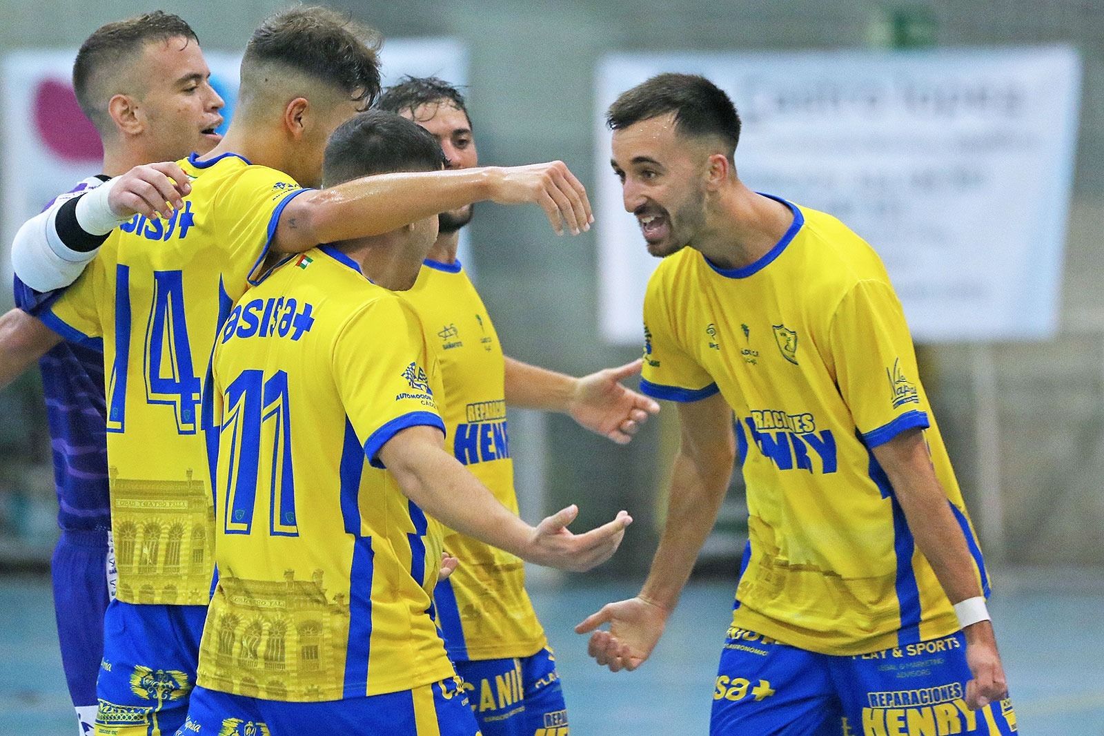 Los jugadores del conjunto panadero celebran uno de los goles.