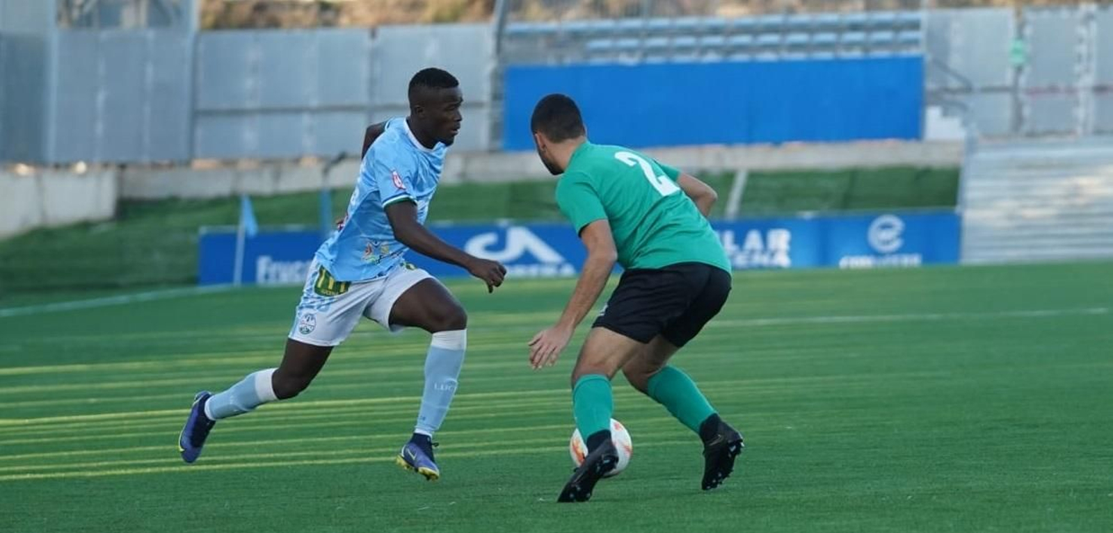 Diawara intenta marcharse de la presión de un jugador roteño.