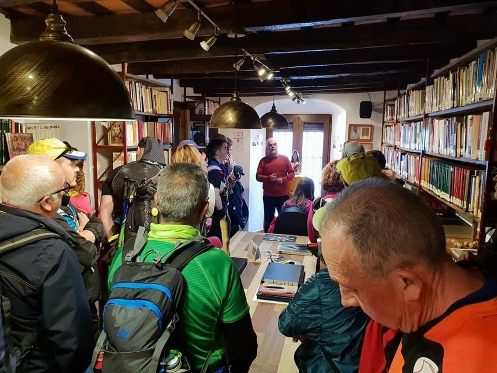 Un grupo de senderistas visita la biblioteca de la Casa de la Memoria de Jimena. Un grupo de senderistas visita la biblioteca de la Casa de la Memoria de Jimena.