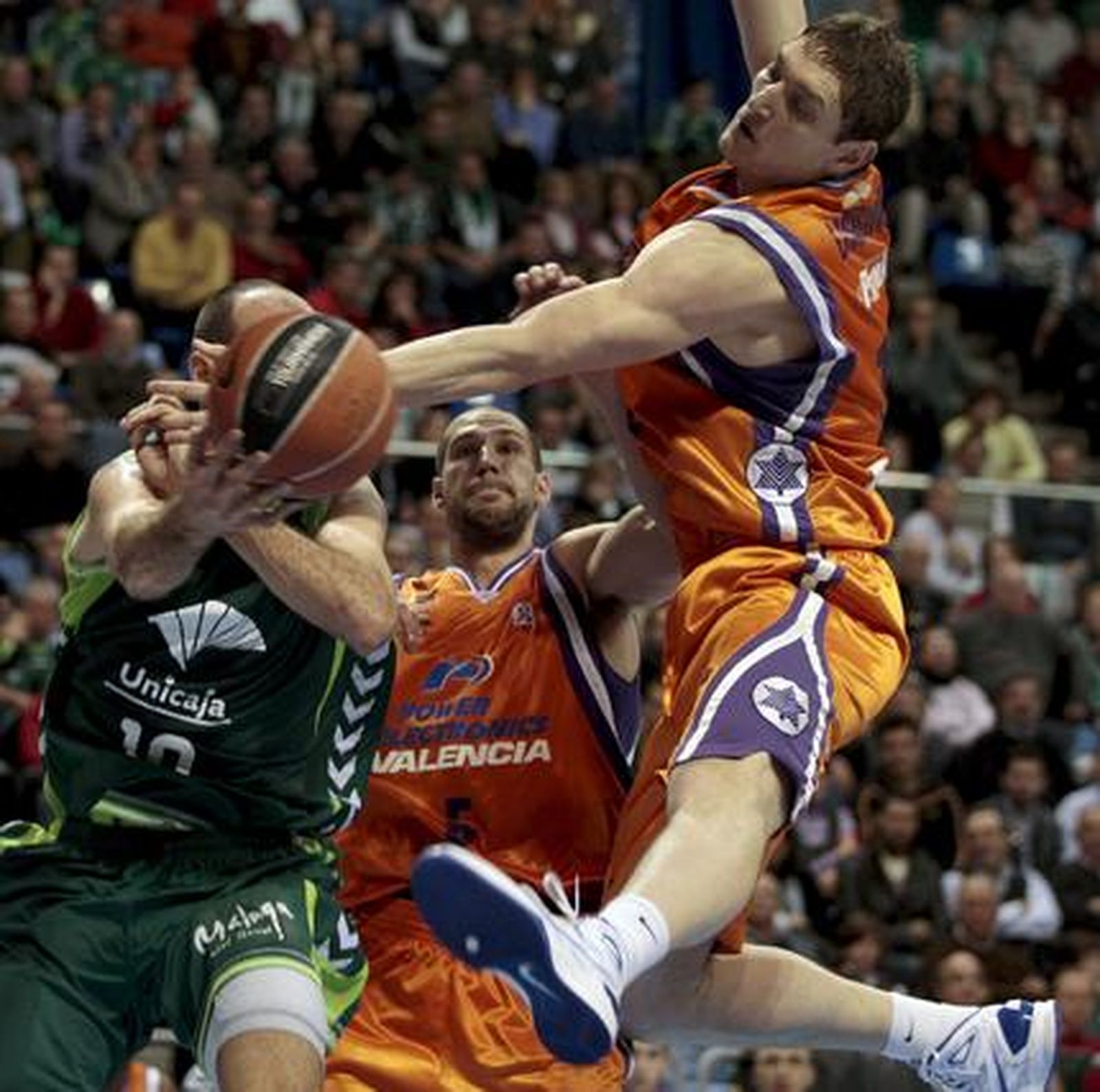 El Unicaja pierde contra el Power Electronics (64-70) y se aleja de la Copa del Rey

Los de Aíto lo intentaron hasta el final, pero la precipitación y el mal día en los tiros decantaron el encuentro para los valencianos.

Foto: Sergio Camacho / Agencias