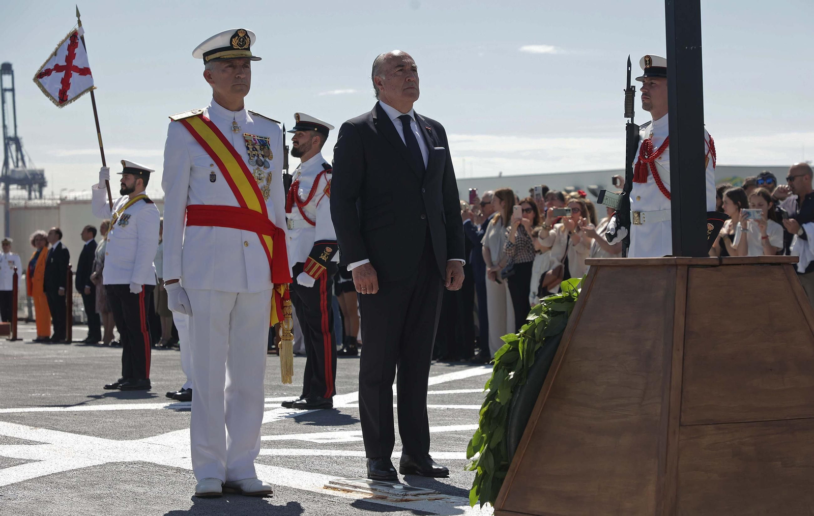 Fotos de la Jura de Bandera para personal civil a bordo del Buque de Asalto Anfibio 'Castilla' en Algeciras