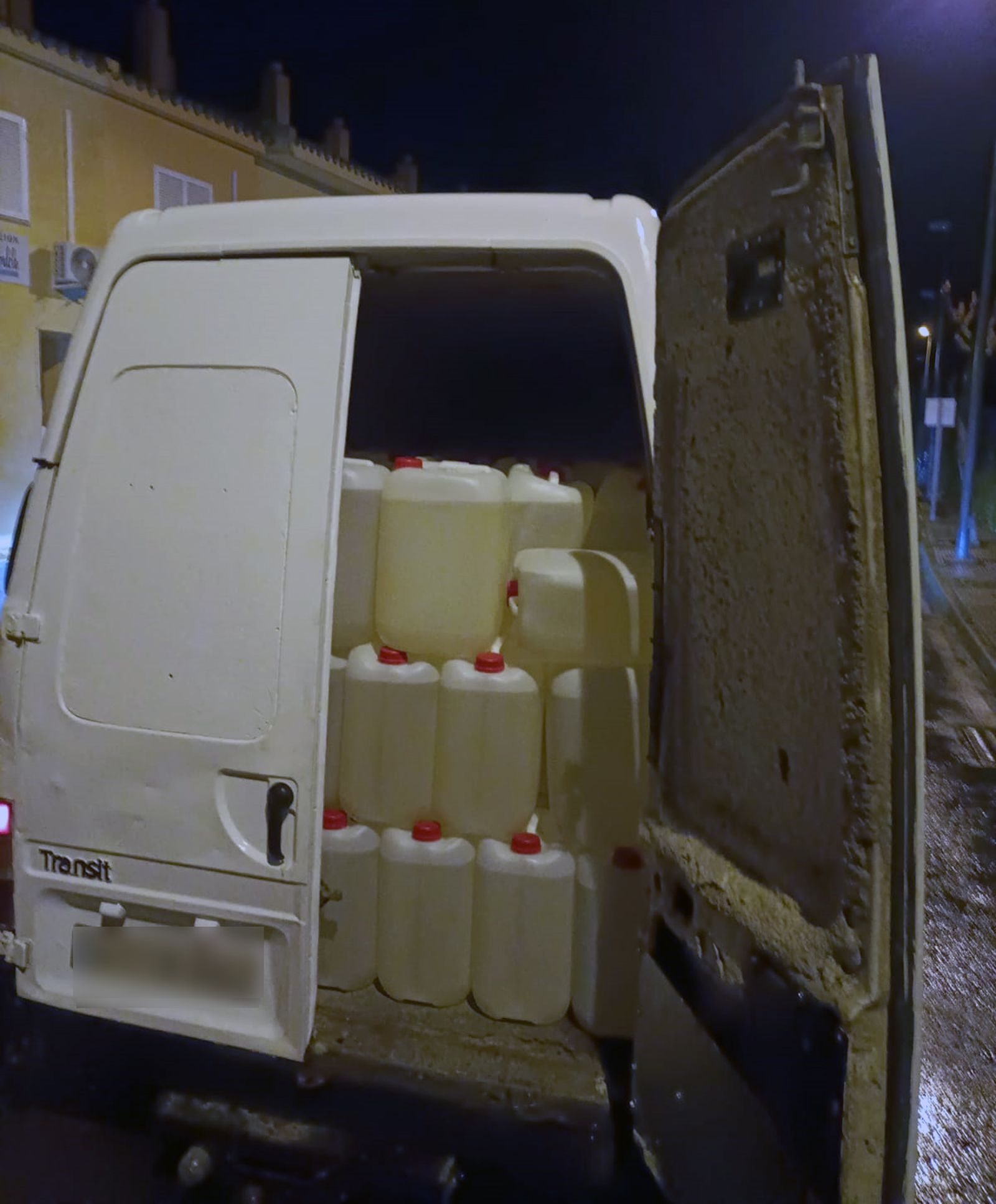 Furgoneta carcada de garrafas de gasolina intervenida en Huelva, en una imagen de archivo