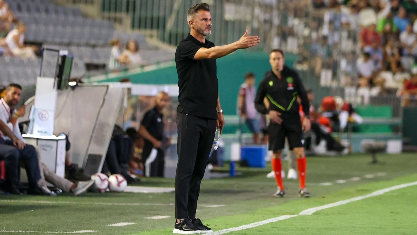 Iván Ania, entrenador del Córdoba CF, dando indicaciones durante el partido contra el Burgos.