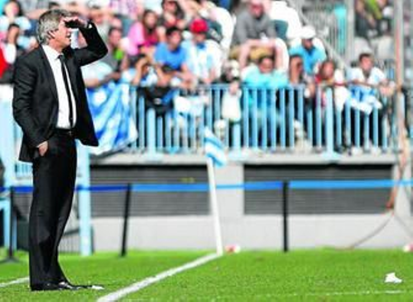Manuel Pellegrini se cubre del sol para seguir los lances del Málaga-Zaragoza.