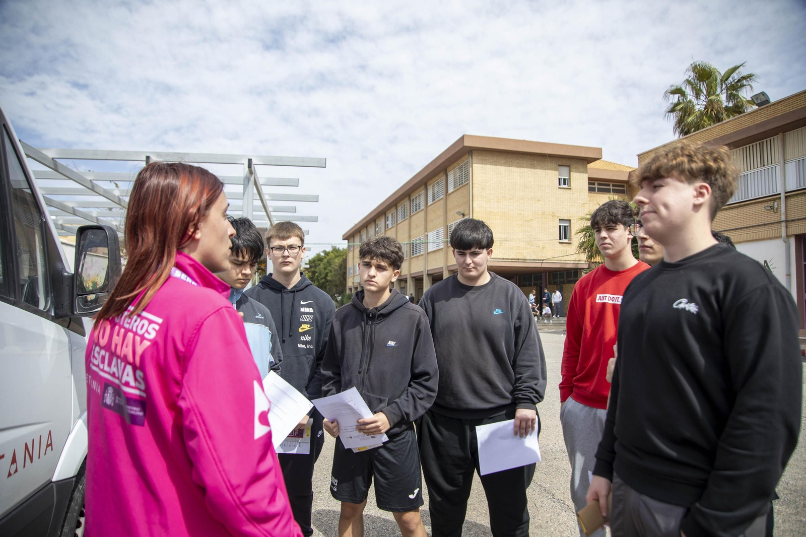 Sensibilización sobre la trata de mujeres en el IES Maestro Padilla de Almería, en imágenes