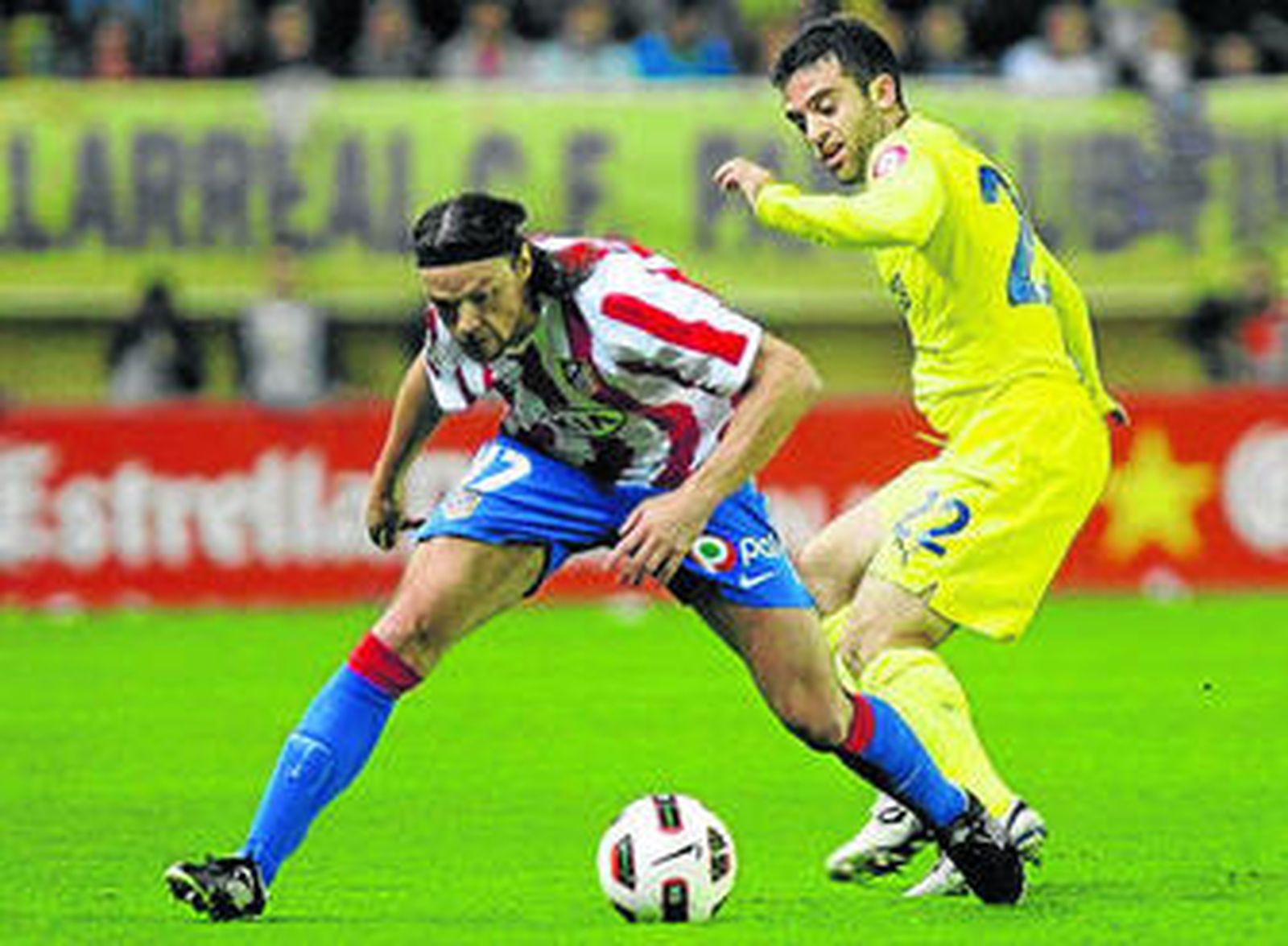 Ujfalusi cubre la pelota ante la presión de Rossi.