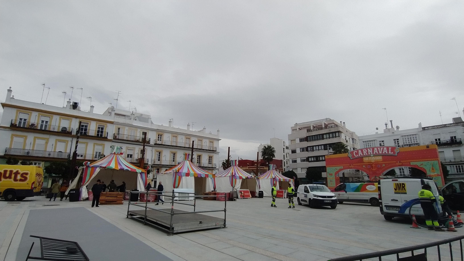 Mucho Levante y últimos preparativos en la Plaza del Carnaval de San Fernando