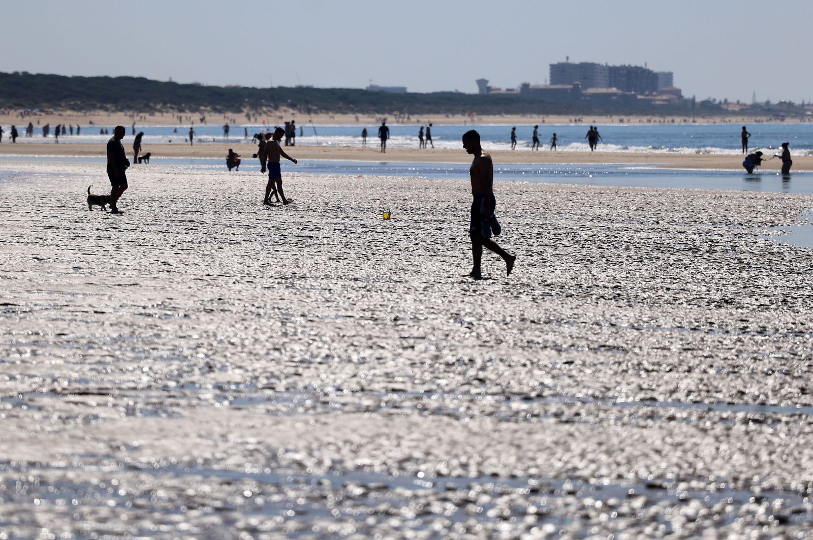 Imágenes del ambiente en las playas de Huelva durante la mañana