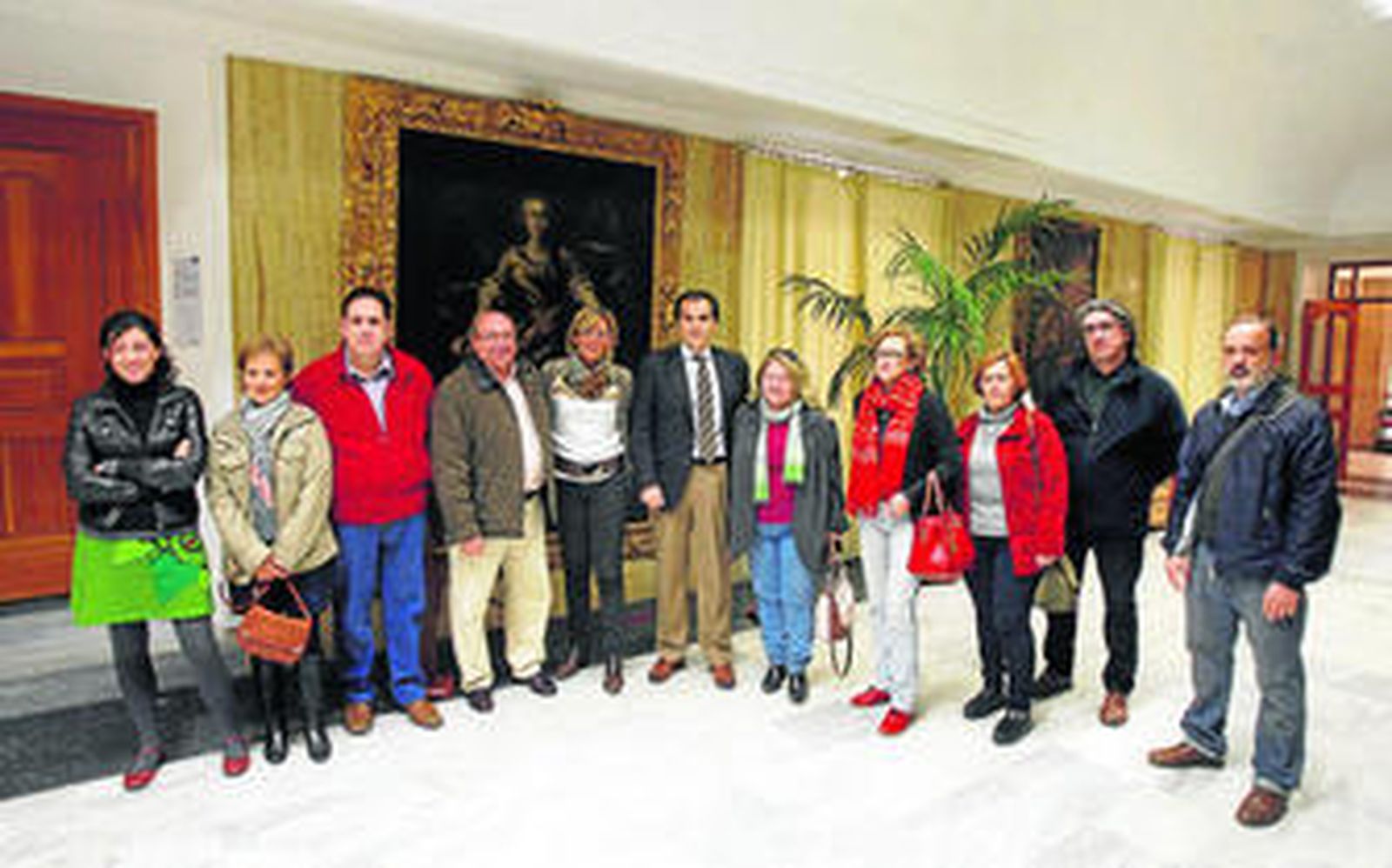 El alcalde, José Antonio Nieto, con los representantes de las asociaciones de Patios.
