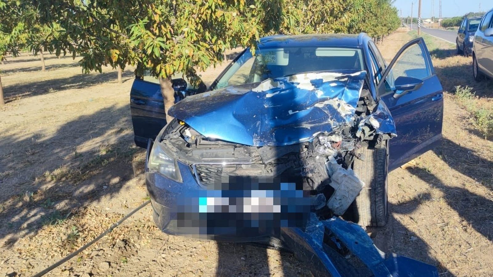 Vechículo destrozados tras el impacto del autobús