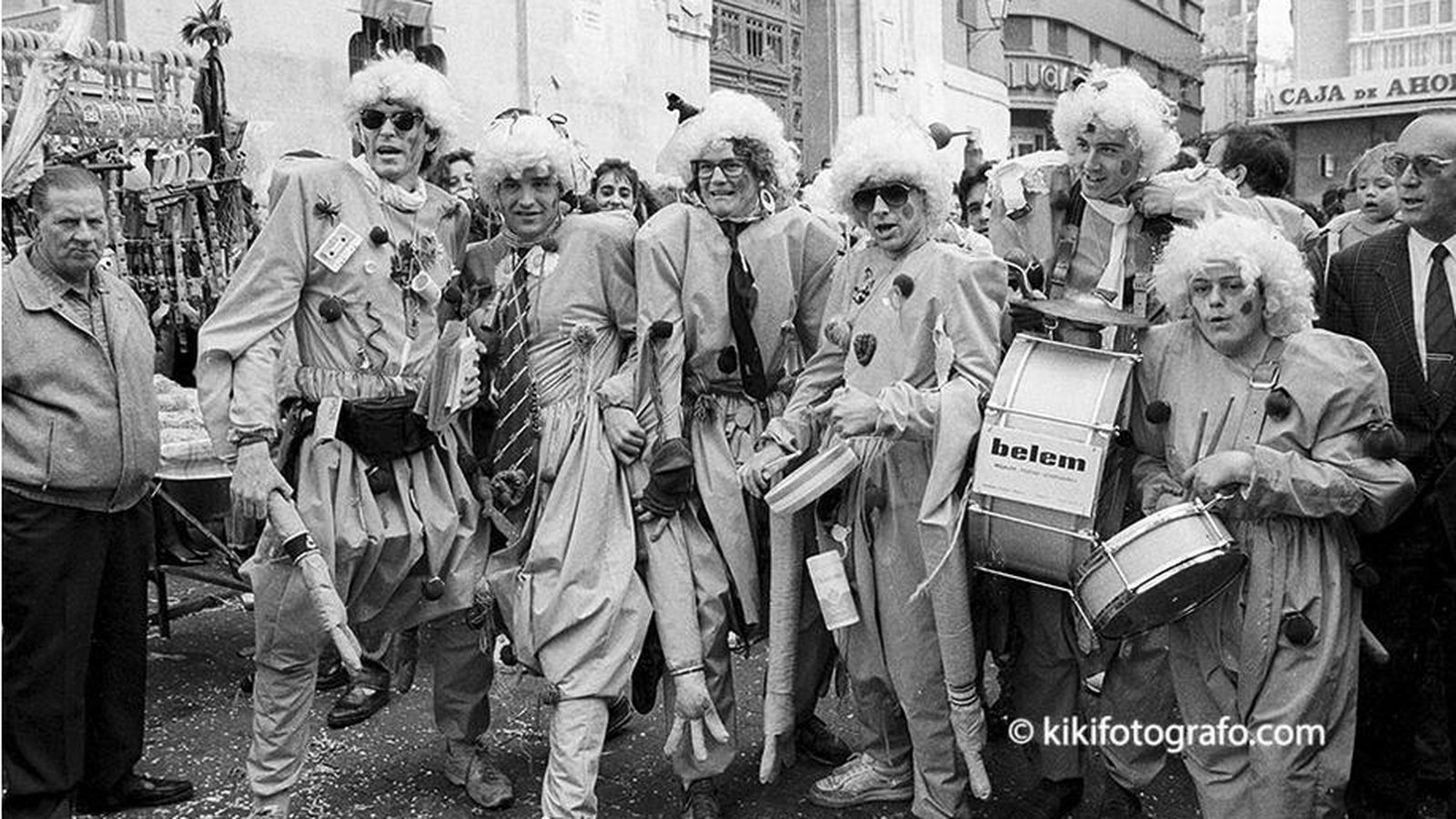 Algunos integrantes de 'Los sanmolontropos verdes' junto a la escalera de Correos.