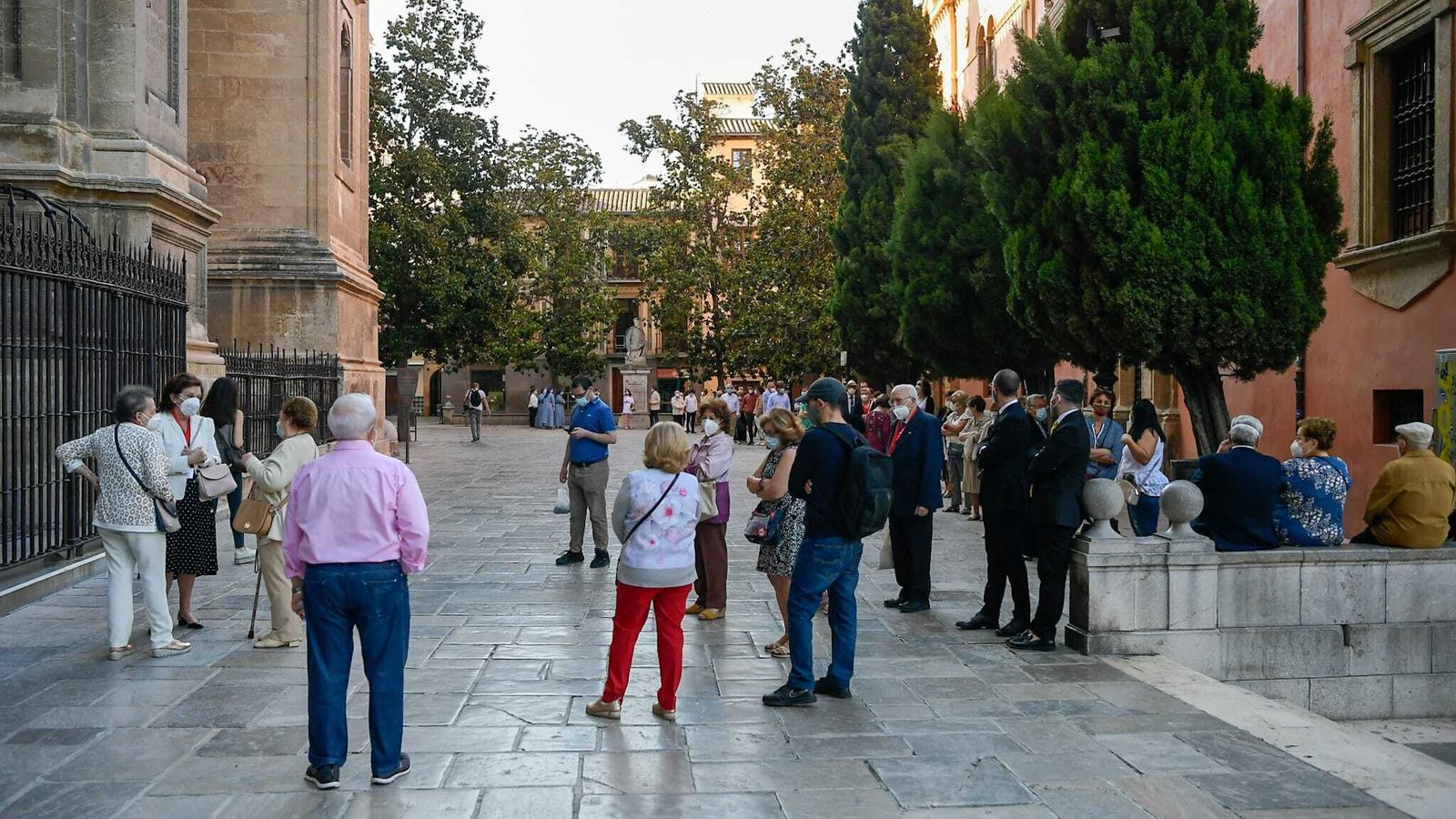 Gente esperando para entrar
