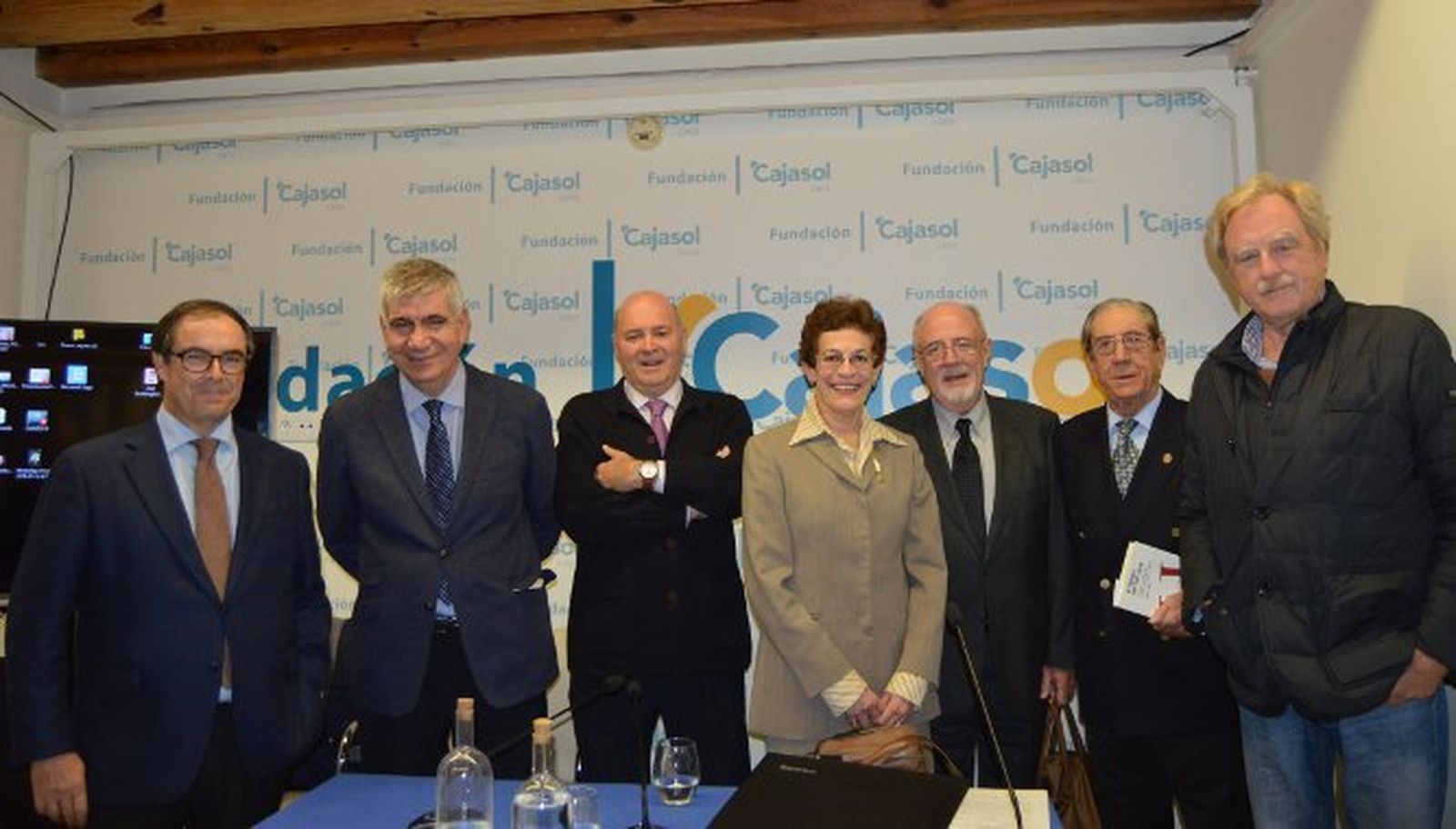 Francisco Javier de Solís, Manuel Bustos, José Luis de la Rosa, la conferenciante Carla Rahn Phillips,  William Phillips, José Ramón Pérez Díaz-Alersi y Julio Terrón, tras finalizar la conferencia sobre el  'Hundimiento del Galeón San José'.