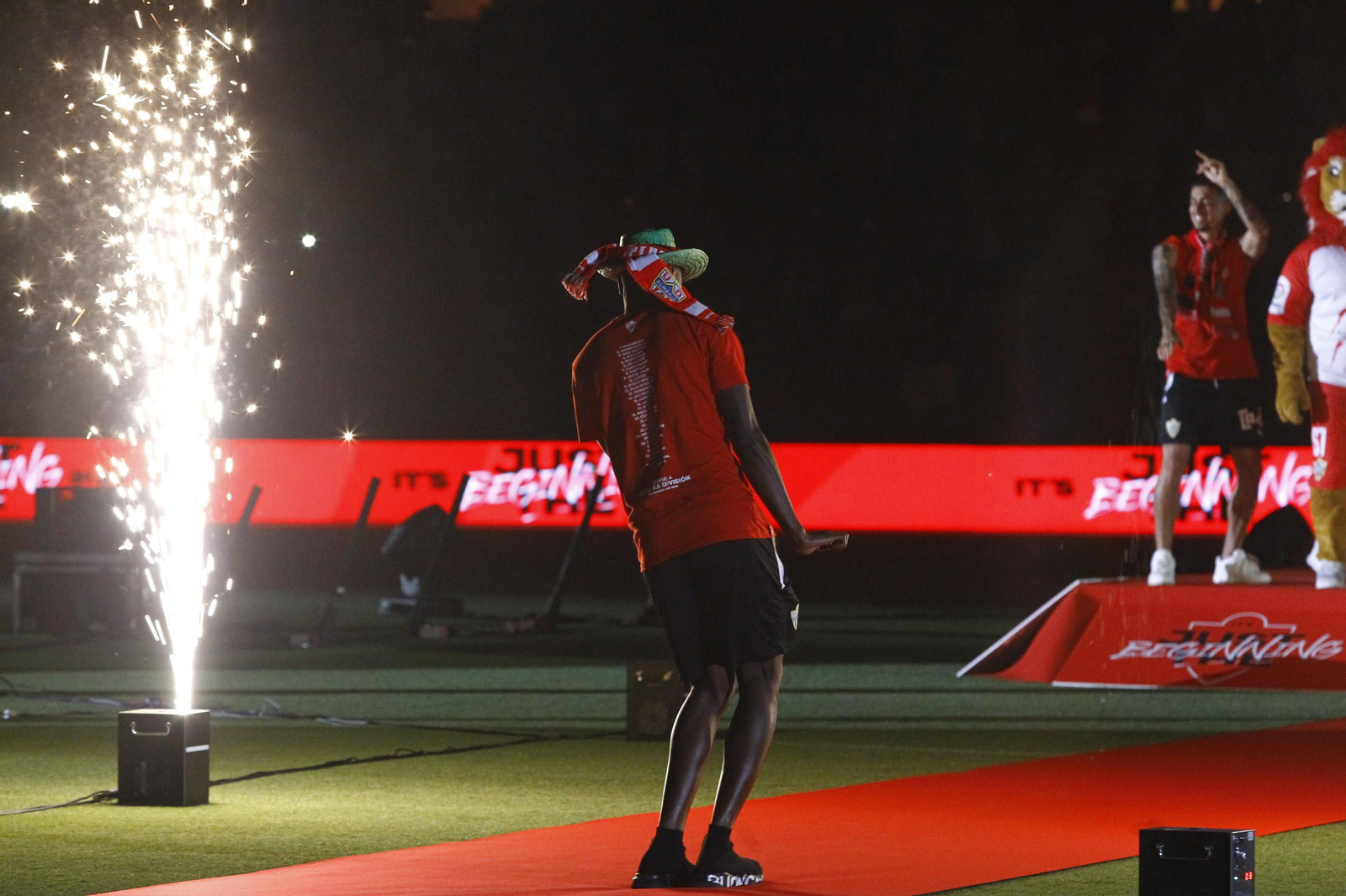 Las imágenes de la fiesta del ascenso de la U.D. Almería en el Estadio Mediterráneo.