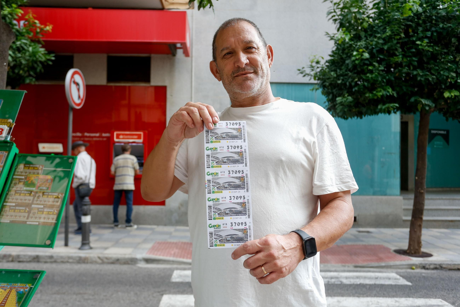 Fotos de la venta del cupón de la ONCE dedicado al Mercado Ingeniero Torroja