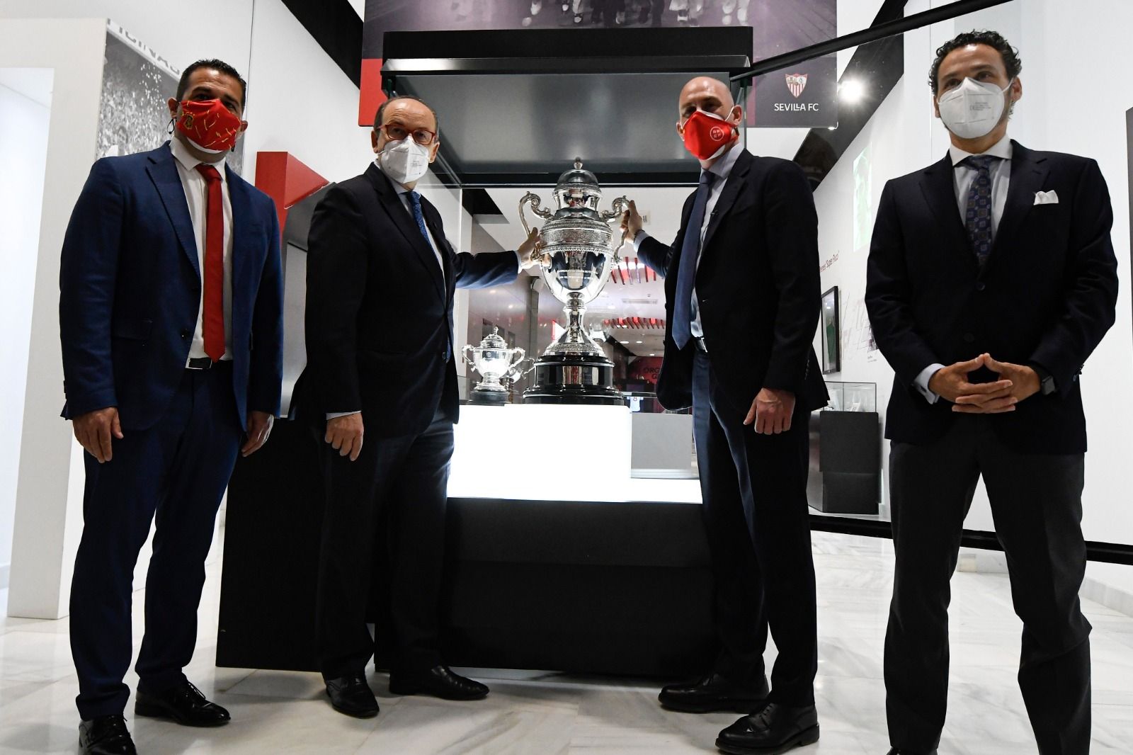 José Castro y Luis Rubiales asen la copa, entre Pablo Lozano y José María del Nido Carrasco.