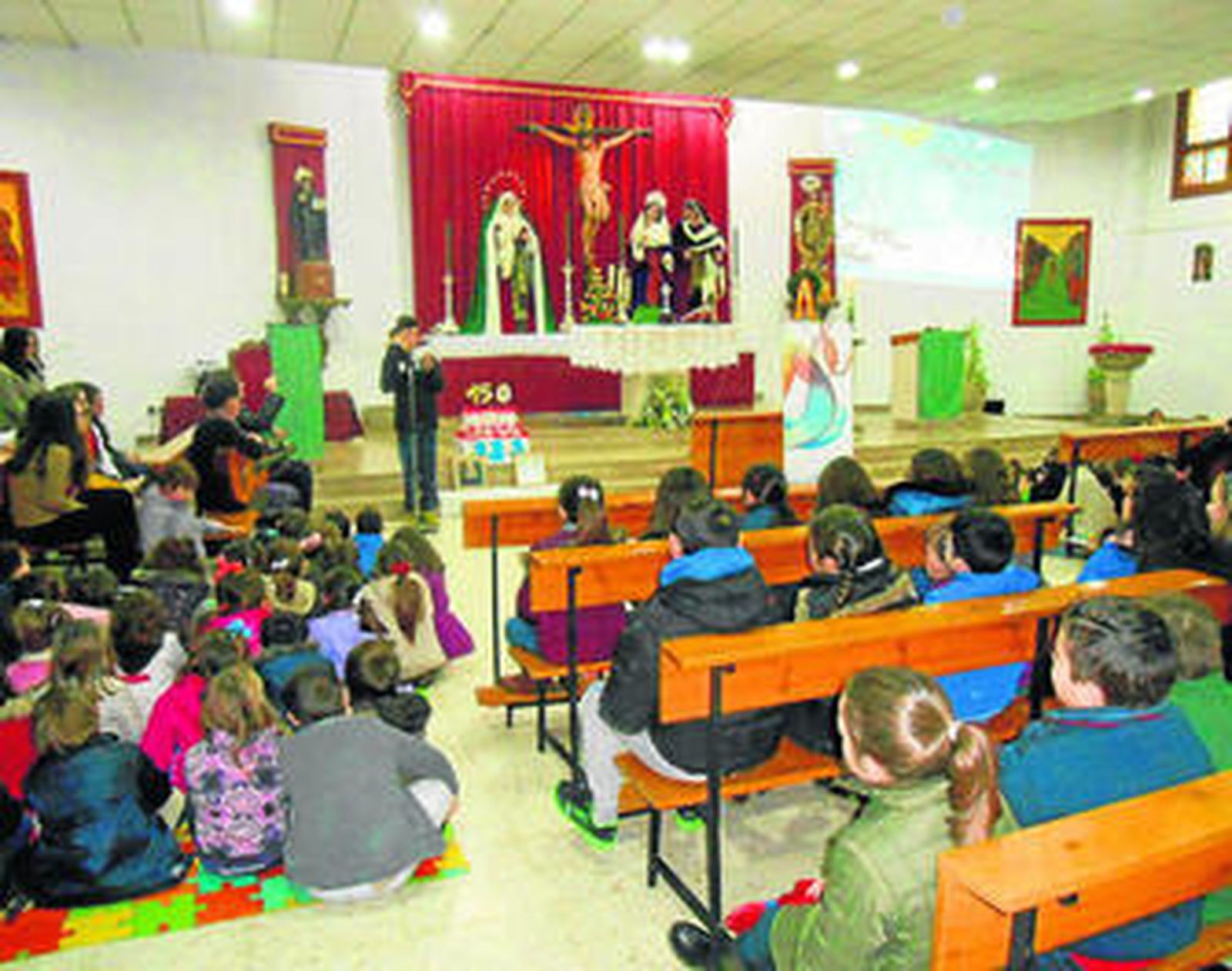 Alumnos del colegio Santo Ángel durante la celebración en San Benito.